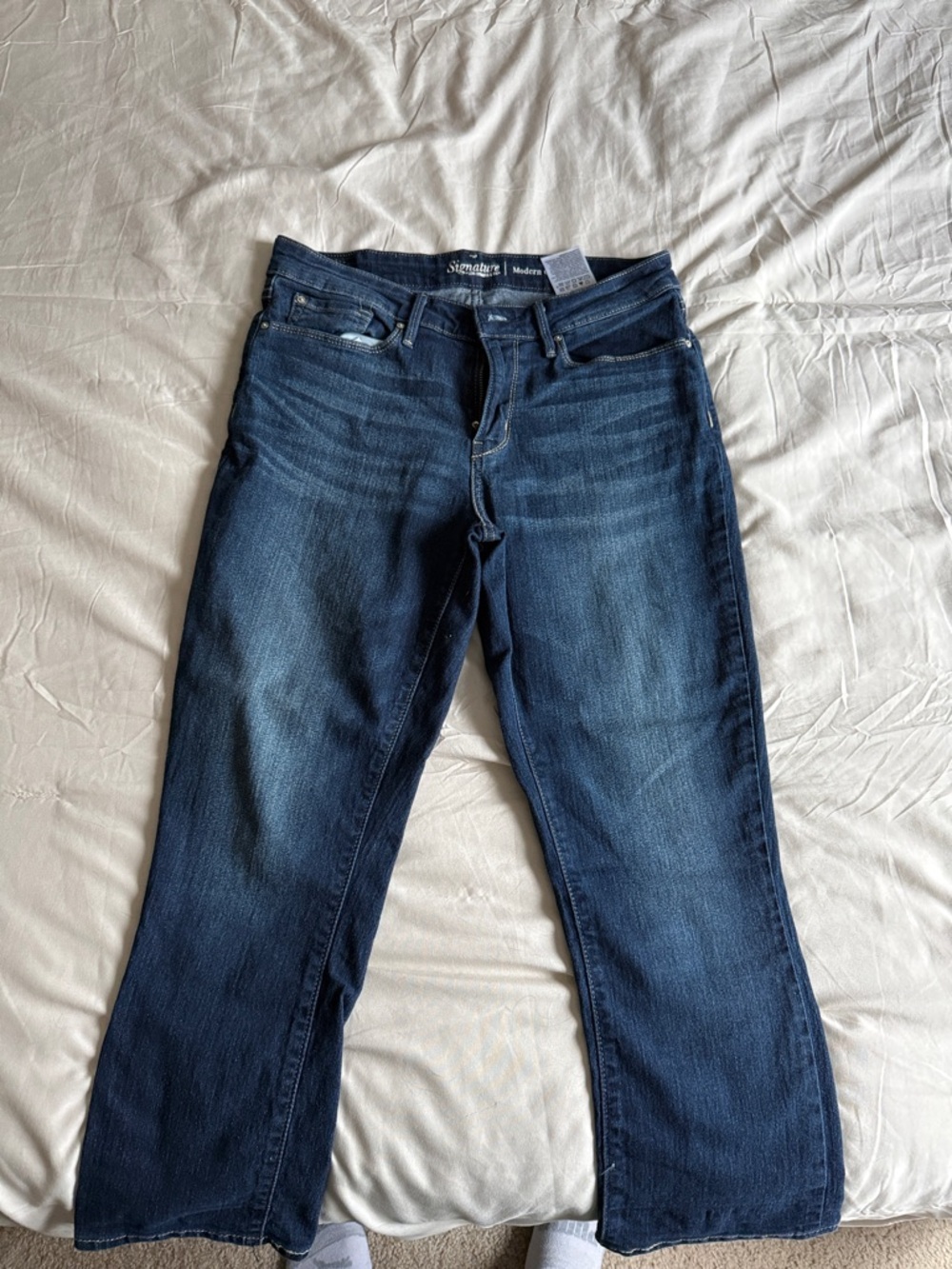 Levis Dark Wash Straight Leg capris